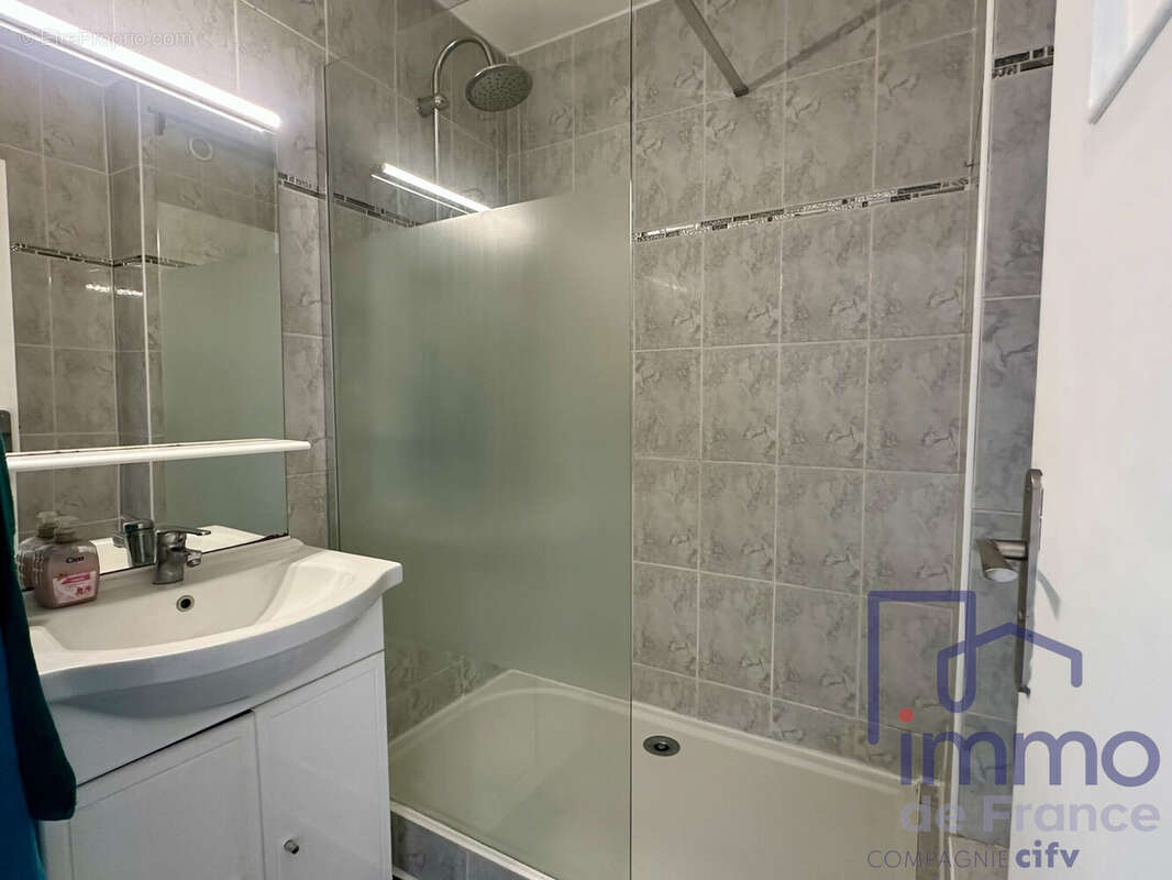 Appartement 55 m² à Le Chambon-Feugerolles  - photo 8