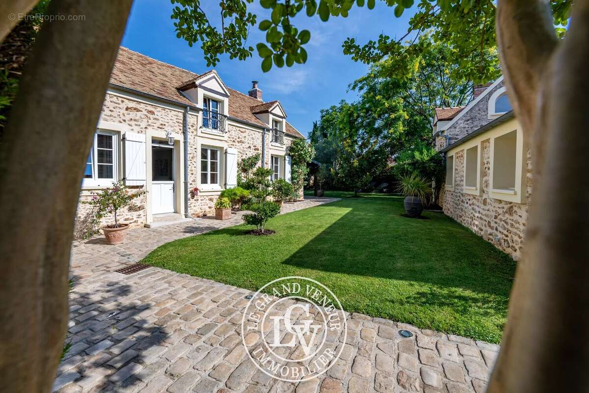 Proche barbizon - propriété traditionnelle et dépendance - 4 chambres - garage double - cave - piscine - jardin paysager - photo 5