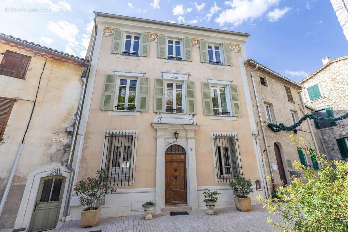 Maison à LA ROQUETTE-SUR-VAR