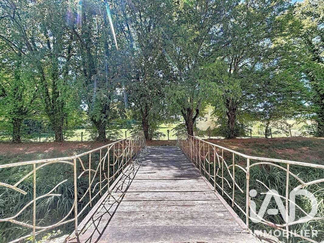 600 m² à Saint-Genest-D'ambiere  - photo 5