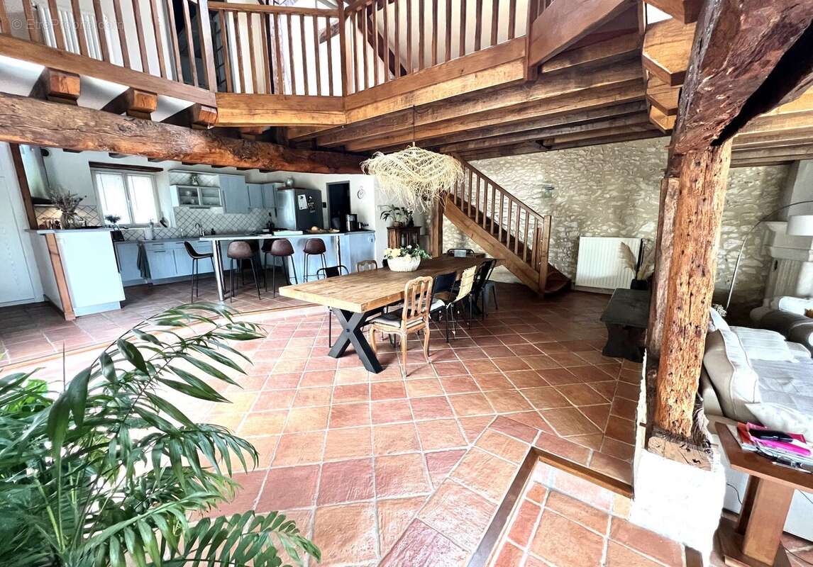 Maison 203 m² à Neuvic  - photo 7