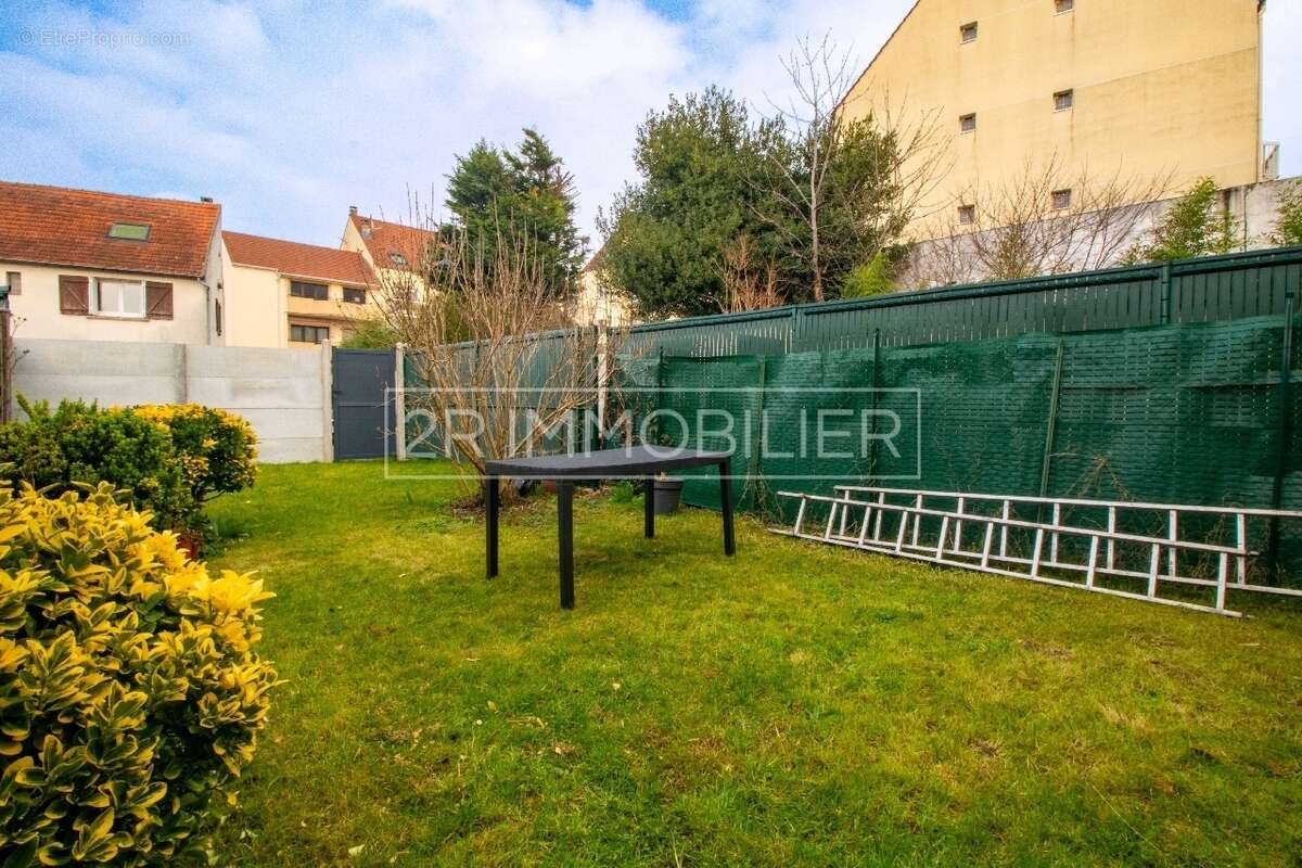 Maison à SAINT-THIBAULT-DES-VIGNES