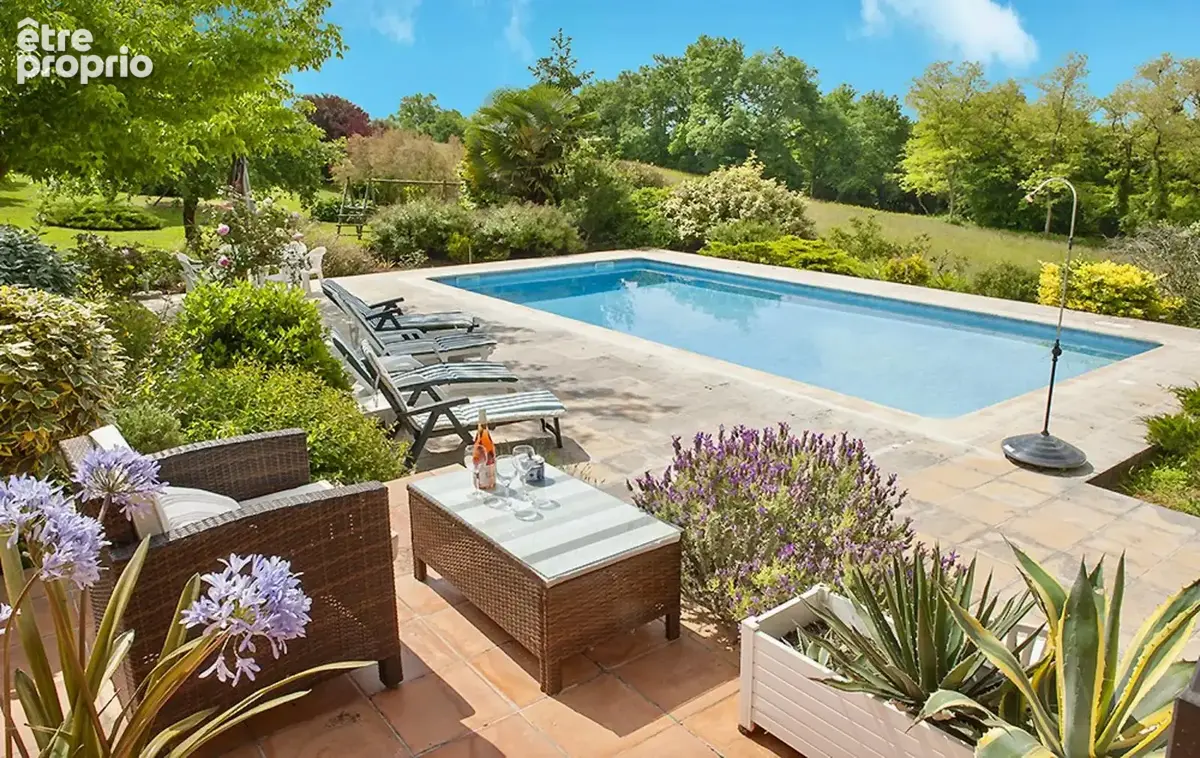 Spacieuse maison de caractère avec piscine chauffée, magnifique parc, 5 chambres et 4 salles de bains. - photo 3