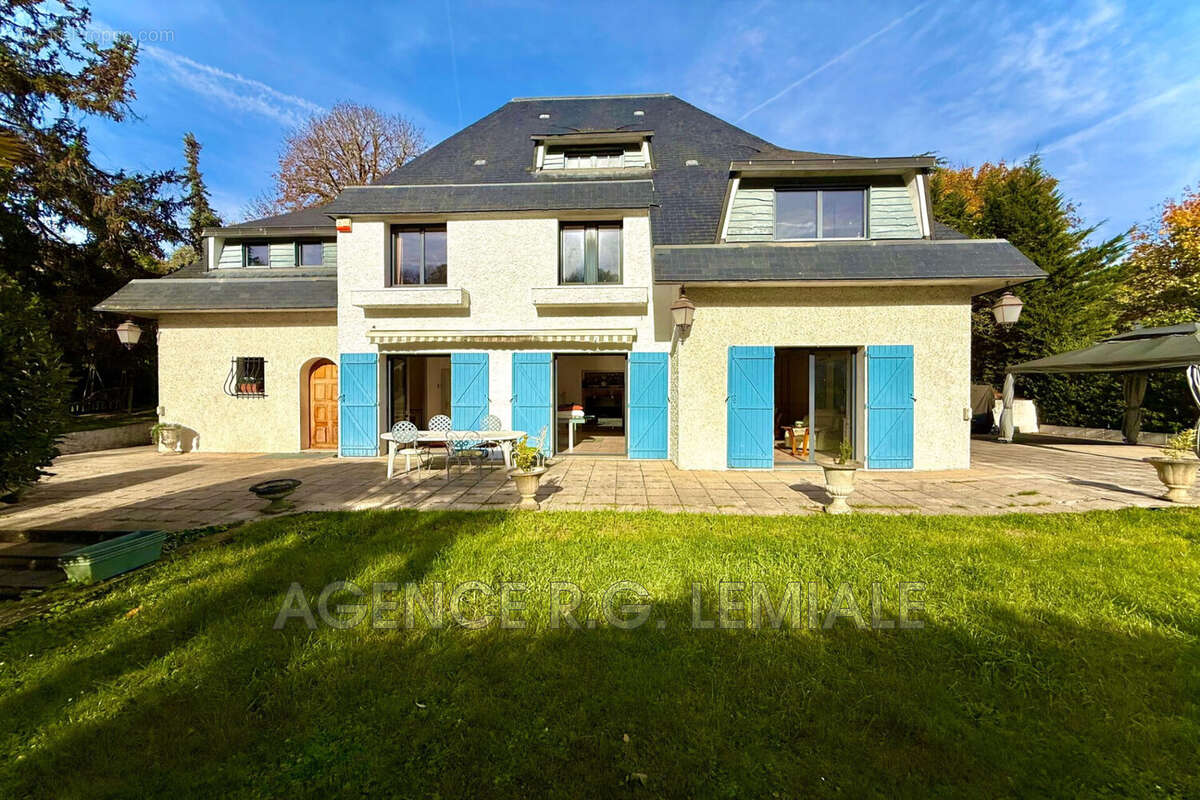 Maison à LE MESNIL-LE-ROI