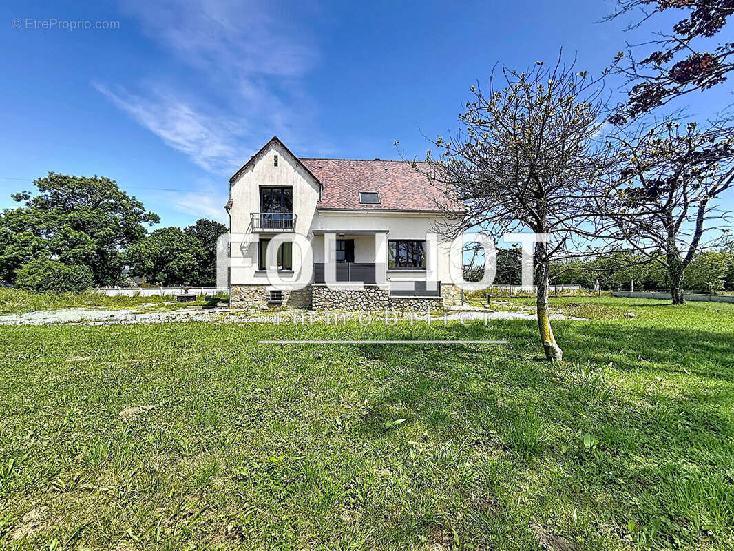 Maison à SAINT-SYMPHORIEN-LE-VALOIS