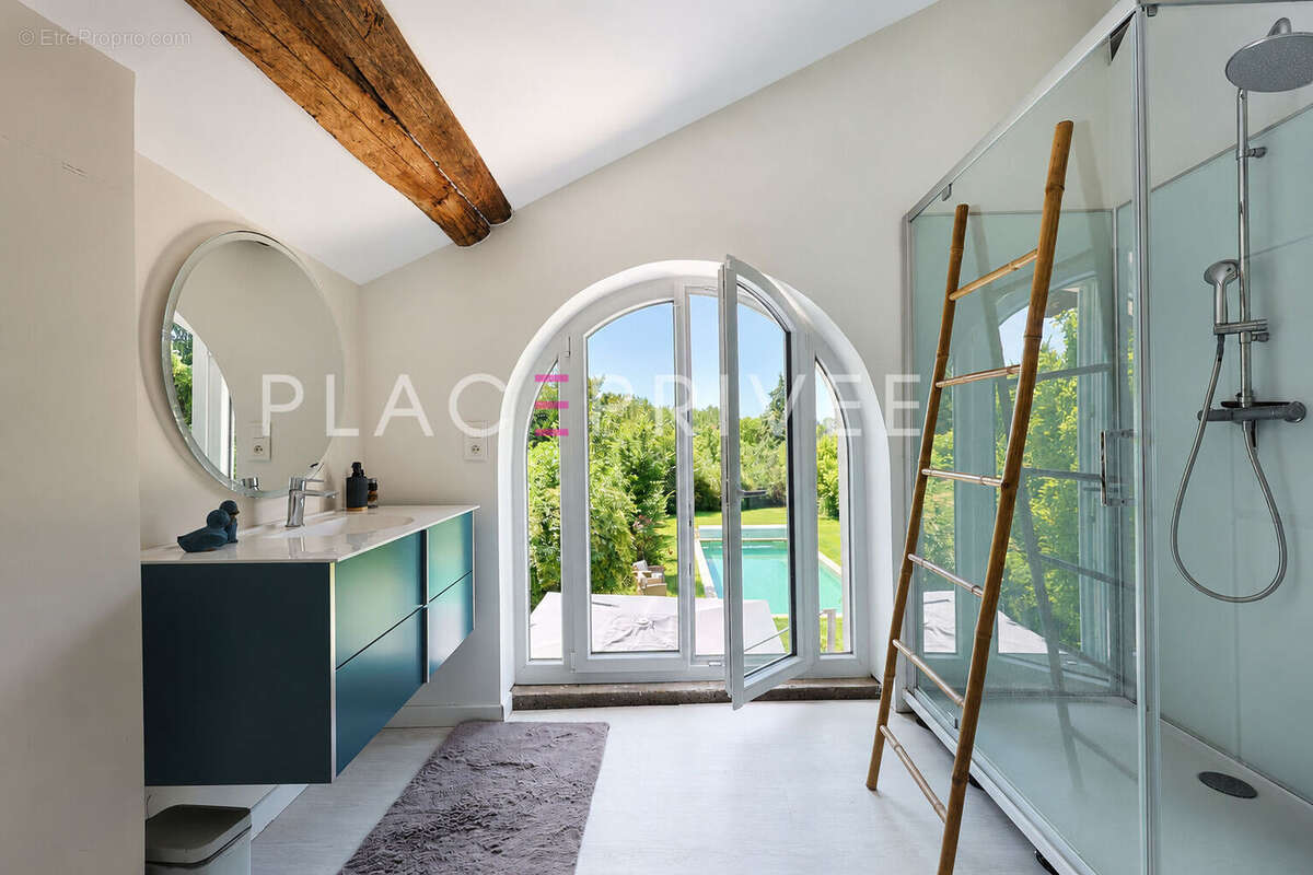 Maison de caractère avec piscine et dépendances - photo 10