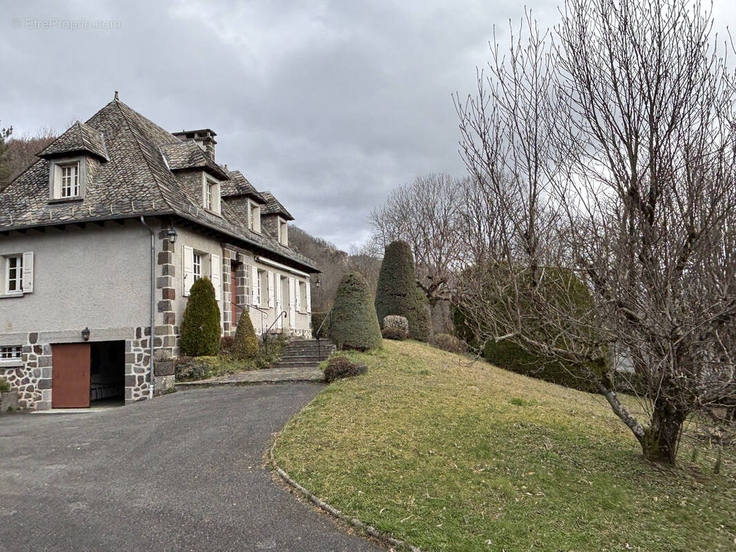 Maison à VIC-SUR-CERE