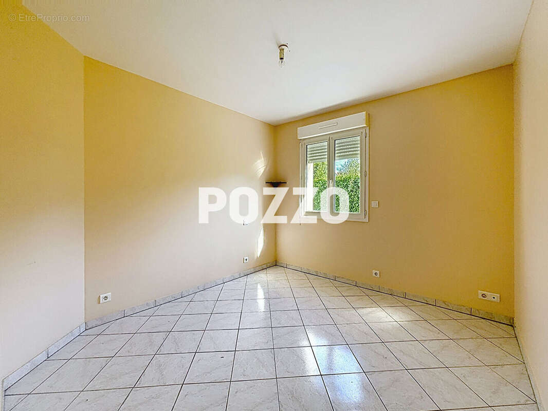 Marigny Le Lozon , maison plain pied de type F5 à 600 mètres du centre ville; bon état, jardin garage et parking privé - photo 8