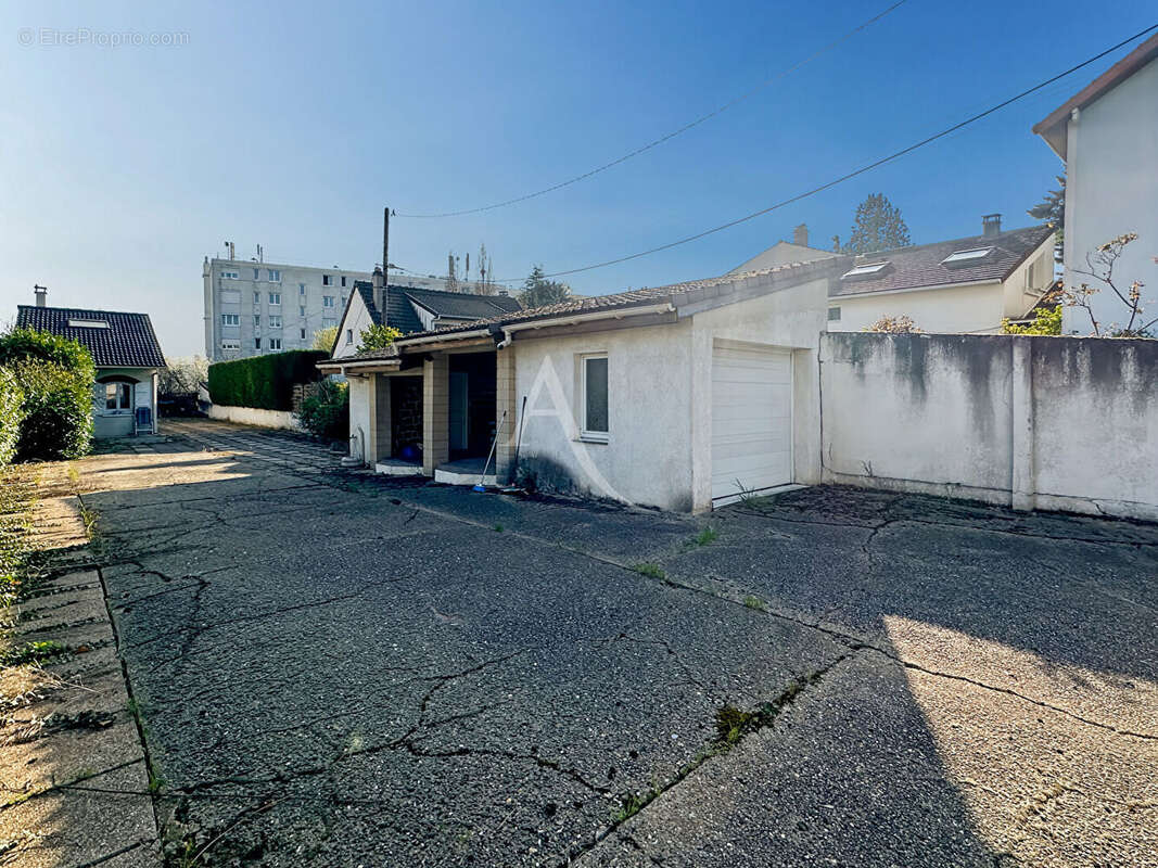 Terrain à LONGJUMEAU