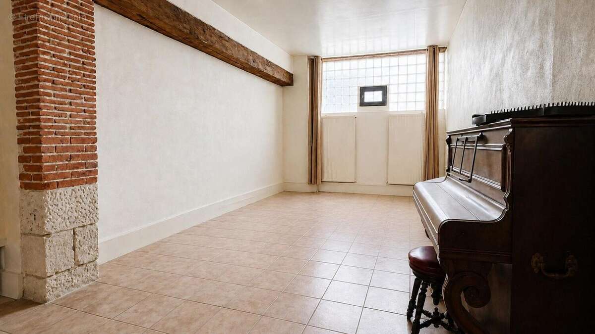 Maison 237 m² à Buzancais  - photo 2
