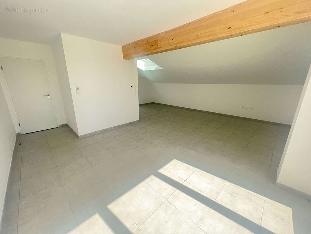 Appartement à PINS-JUSTARET