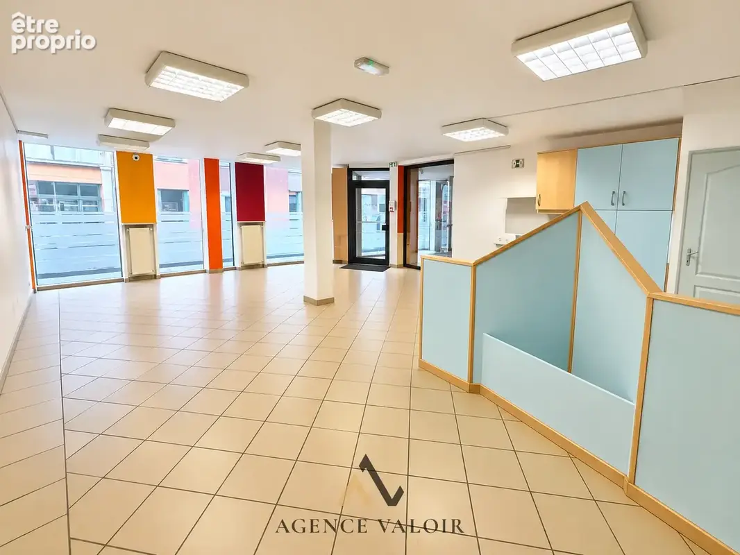 Local commercial TBE 215m2, double entrée, séparable - photo 2
