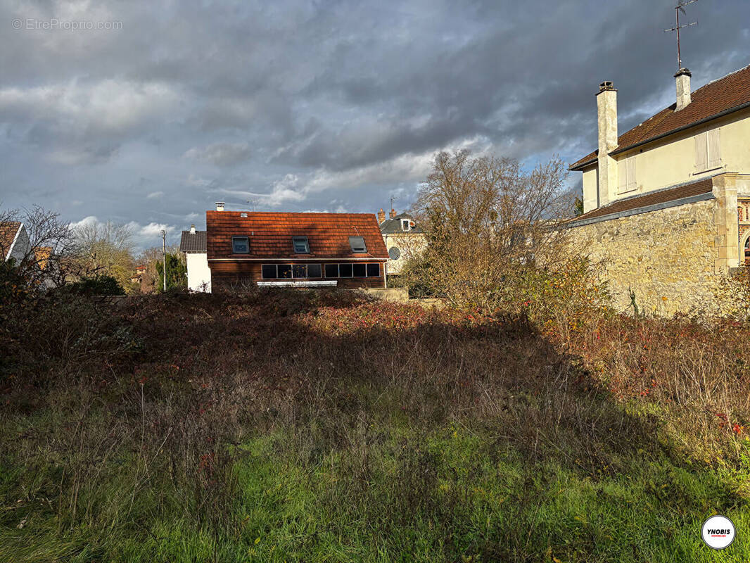 Terrain à LES MUREAUX