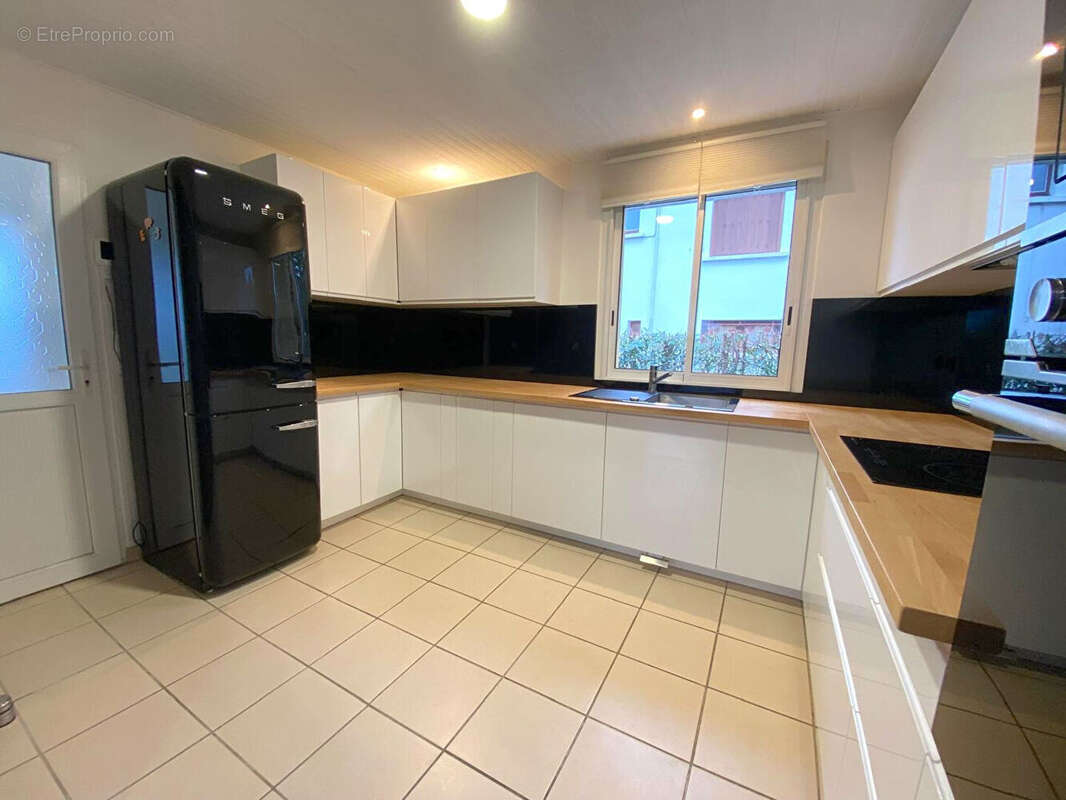 Maison de plain-pied rénovée avec piscine et garage à vendre à Gujan-Mestras, quartier Meyran - photo 7