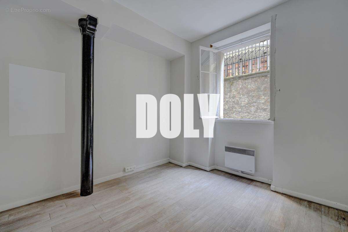 Commerce à PARIS-8E