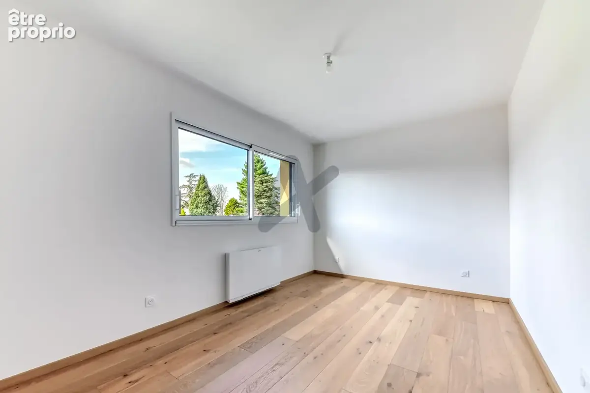 Ecully - Les Serres: Une maison contemporaine de 189m2, 5 chambres, terrasse, jardin, piscine et garage. - photo 15