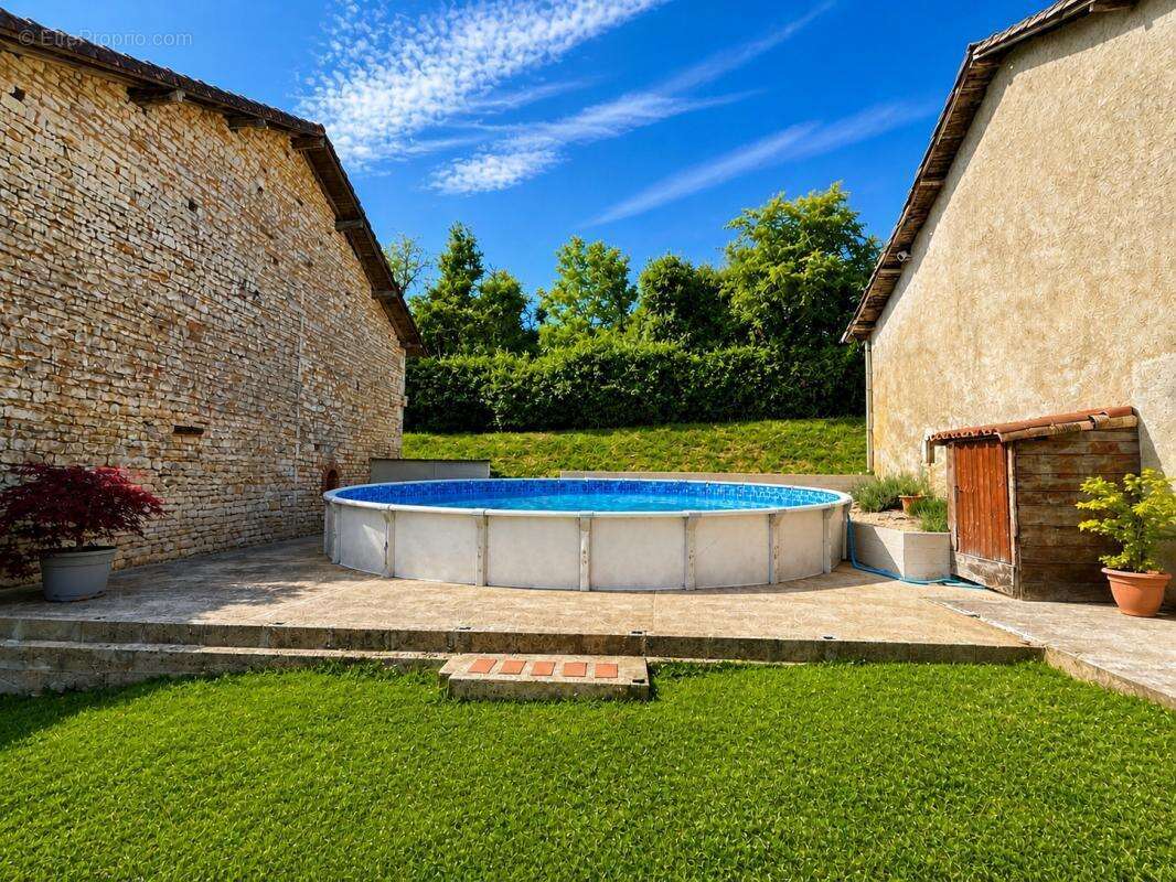 Propriété de Caractère avec Gîte, 6 chambres et Grange à Rén - photo 3