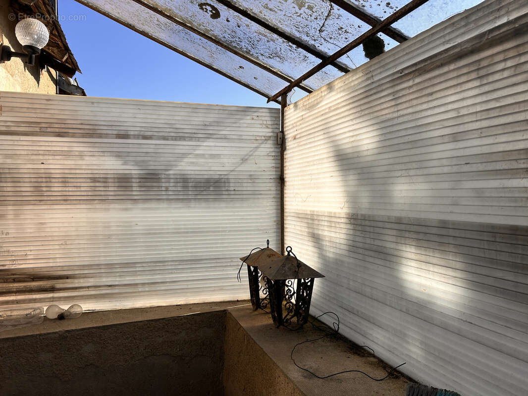 A VENDRE - Maison à rénover entièrement à Saint-Marcel - photo 13