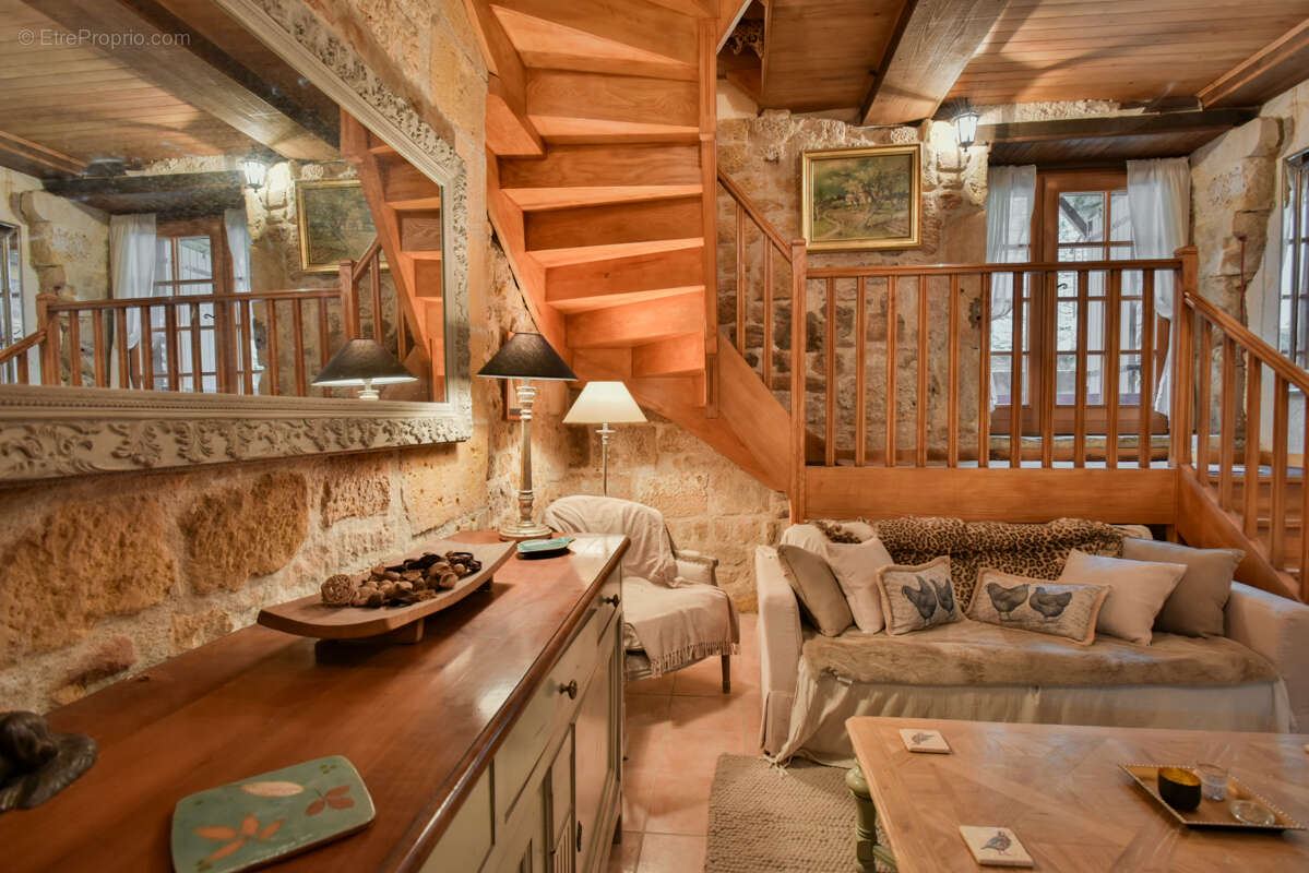 Maison à COUZE-ET-SAINT-FRONT