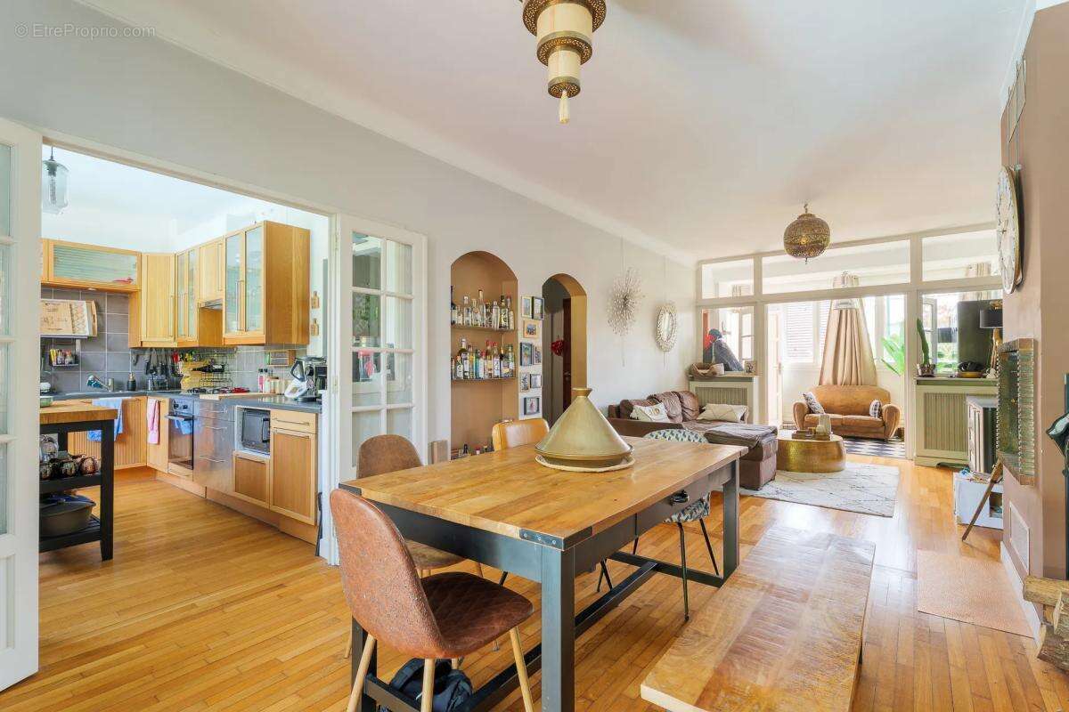 Maison 7 pièces 127 m² à Gagny avec piscine, jardin et parkings - photo 3