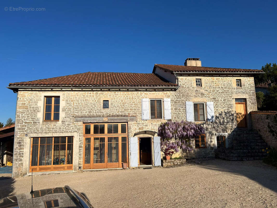 Près de Verteuil-sur Charente, Charmante Maison de Village Indépendante en Pierre, Vue, Superbes Jardins Champêtres - photo 2