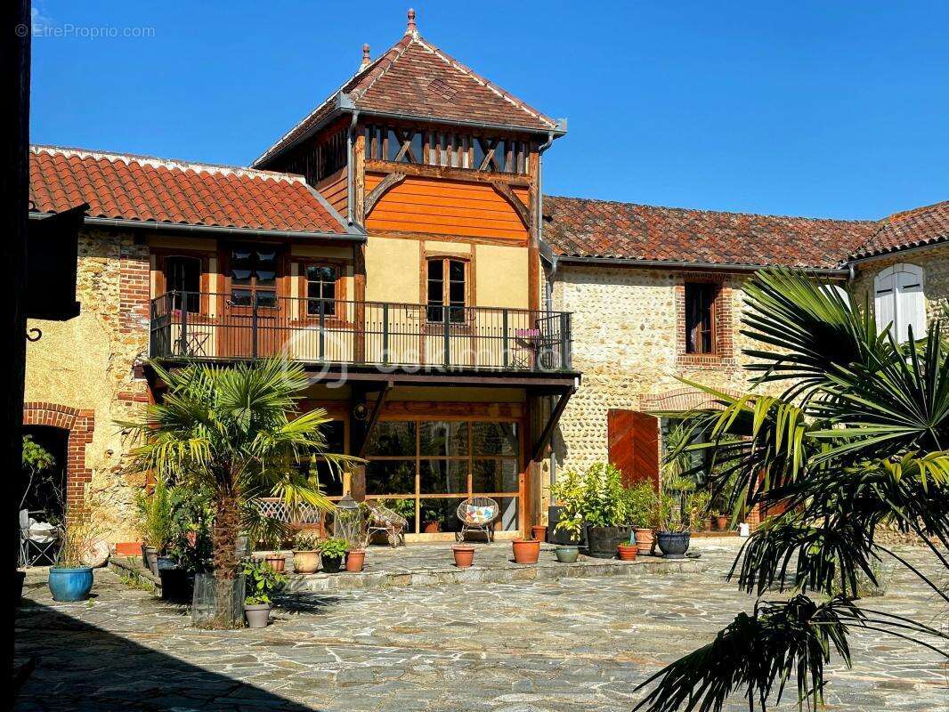 Maison à VILLECOMTAL-SUR-ARROS