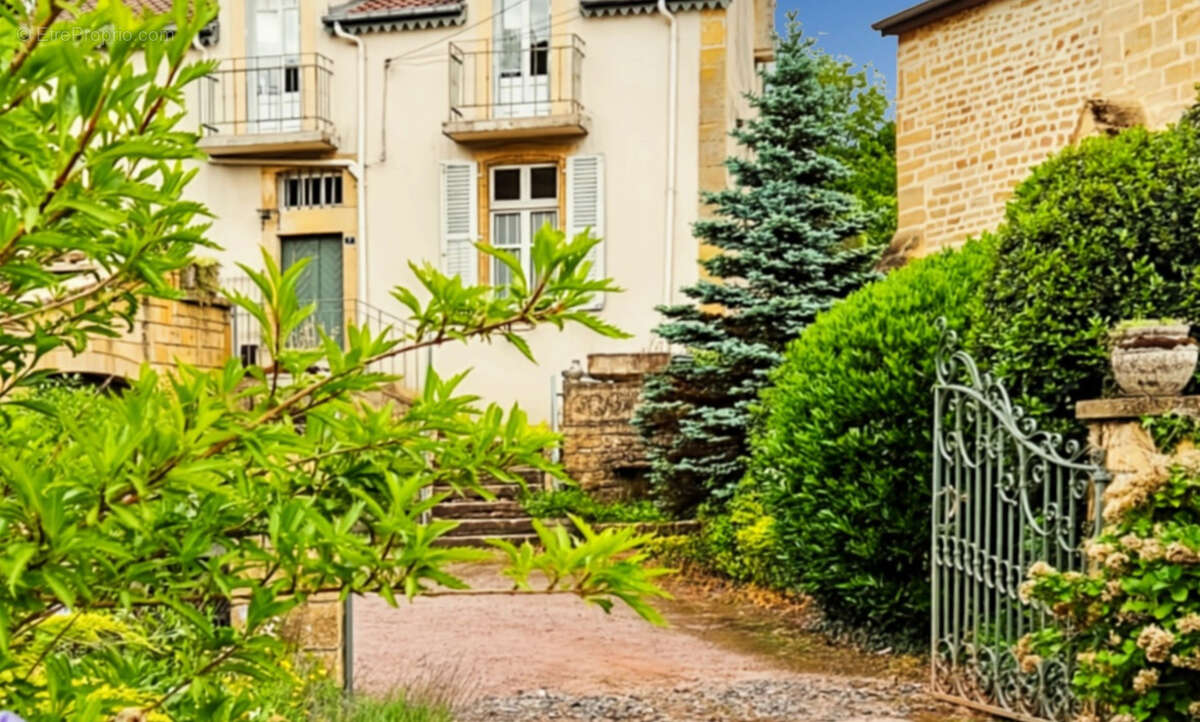 Maison à VIVIERS-SUR-CHIERS