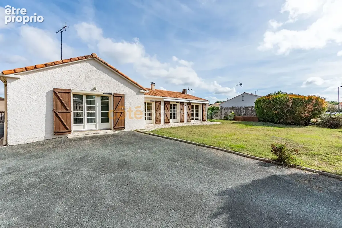Bellevigny -- centre ville -- maison -- jardin clos -- 7 pieces -- 5 chambres -- 147 m2  -- puit independant  -- garage double - photo 15