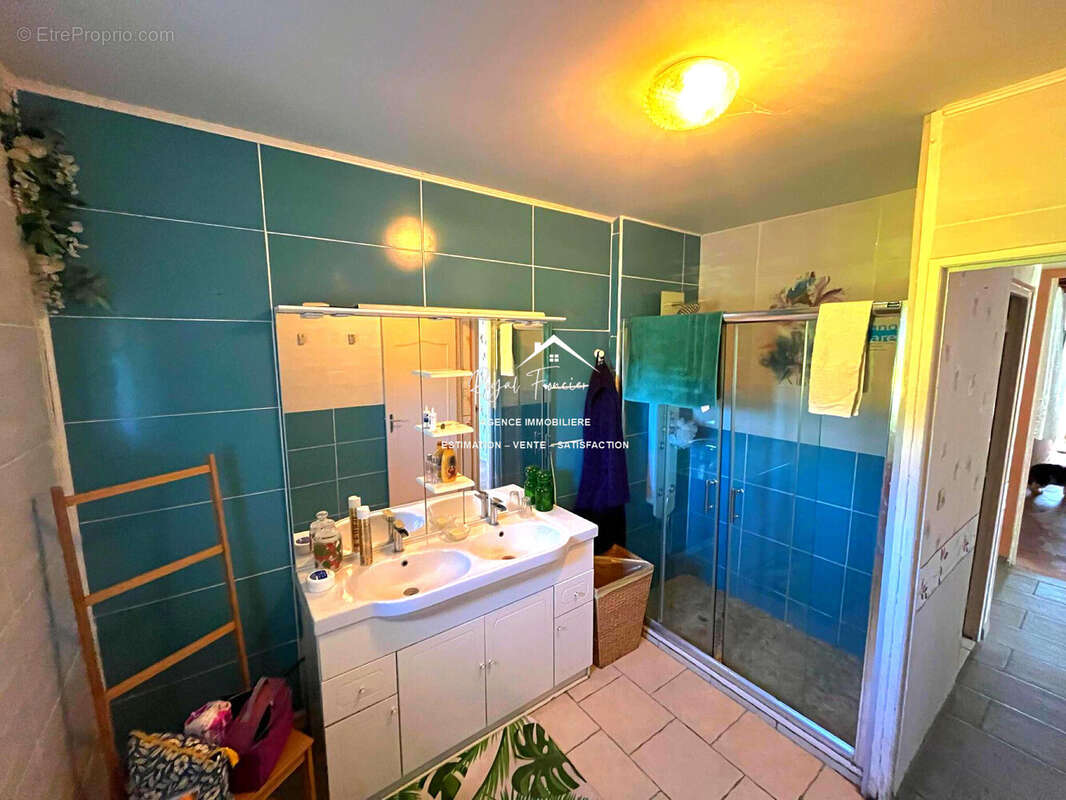 Salle d&#039;eau - Maison à NOYANT-DE-TOURAINE