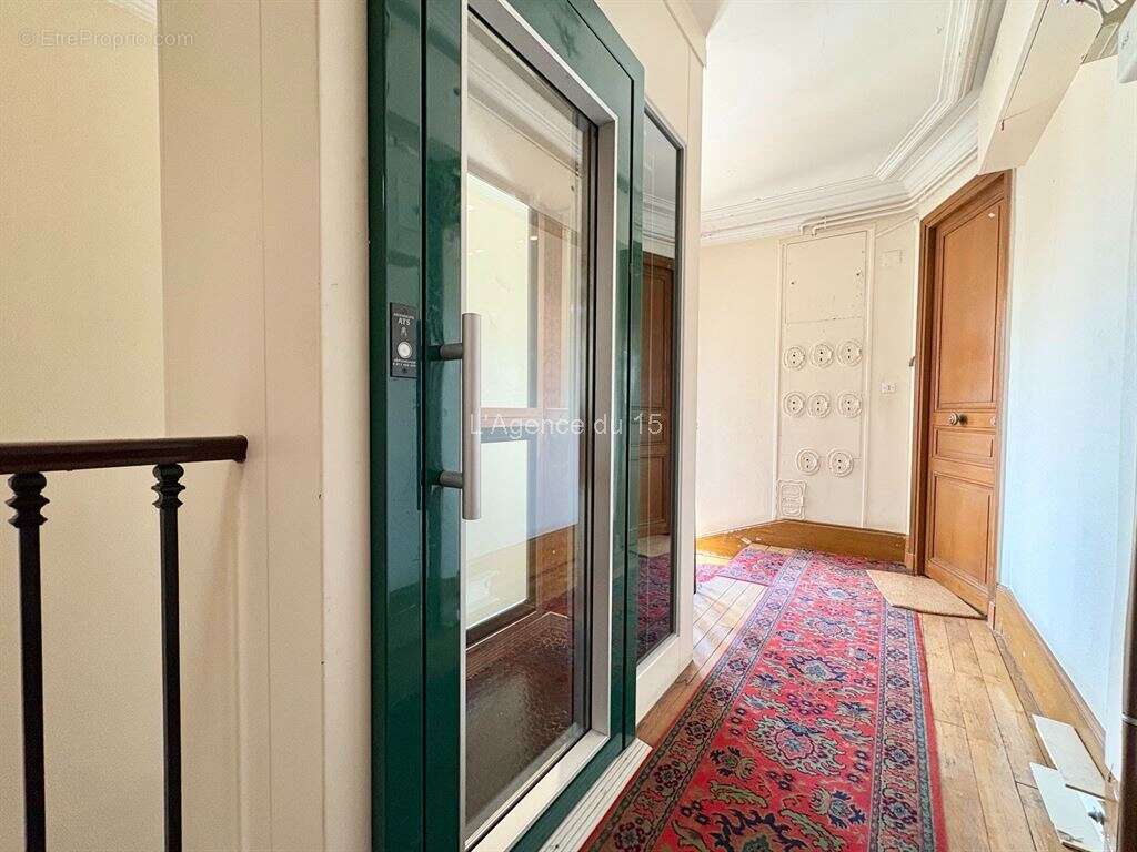 Coulee verte / beau studio / type haussmannien / dernier etage par ascenseur / - photo 8