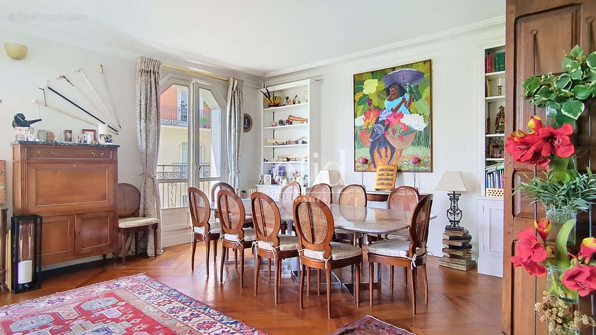 Appartement à PARIS-16E