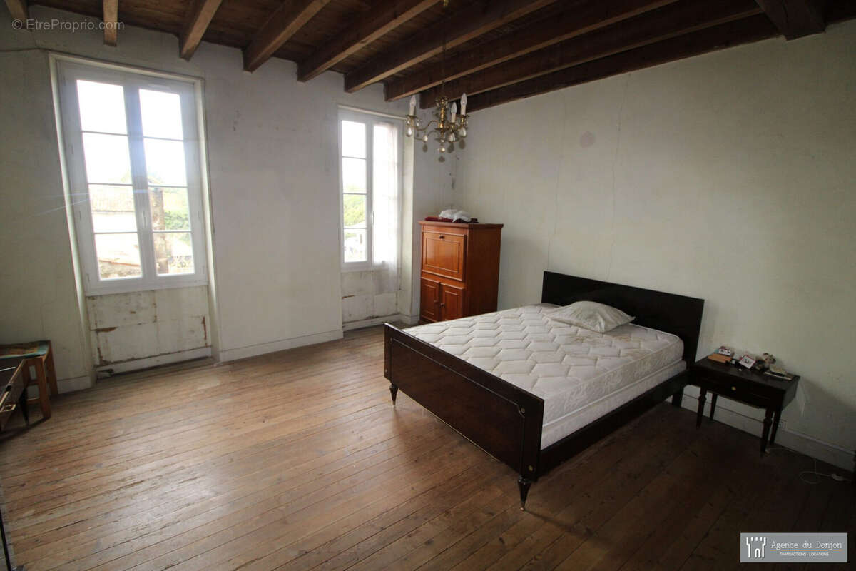 Maison à SAINT-GENIS-DE-SAINTONGE