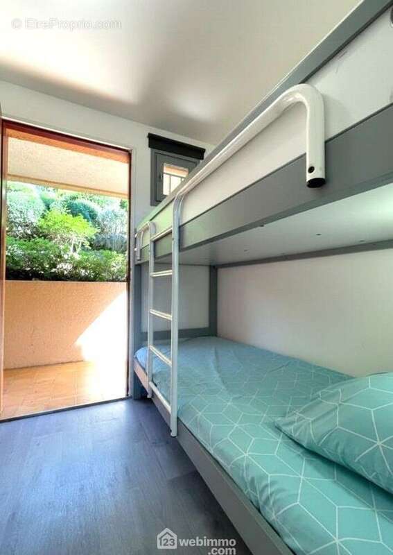 Un espace cabine avec lits superposés, idéal pour accueillir enfants ou petits-enfants. - Appartement à SAINTE-MAXIME
