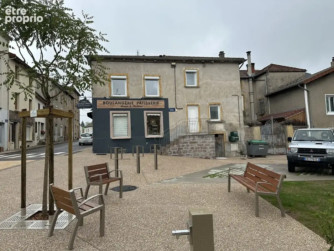 Immeuble face à la place