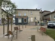 Immeuble face à la place - Appartement à CHAUFFAILLES