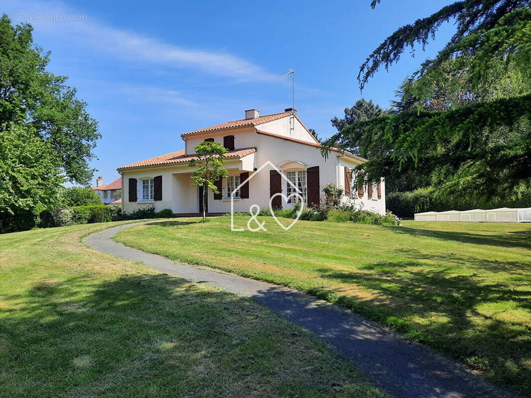 Maison à BOURNEZEAU