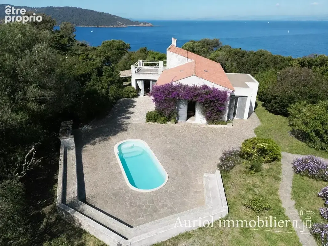 ILE DU LEVANT Maison avec vue mer, piscine et terrain plat - photo 1