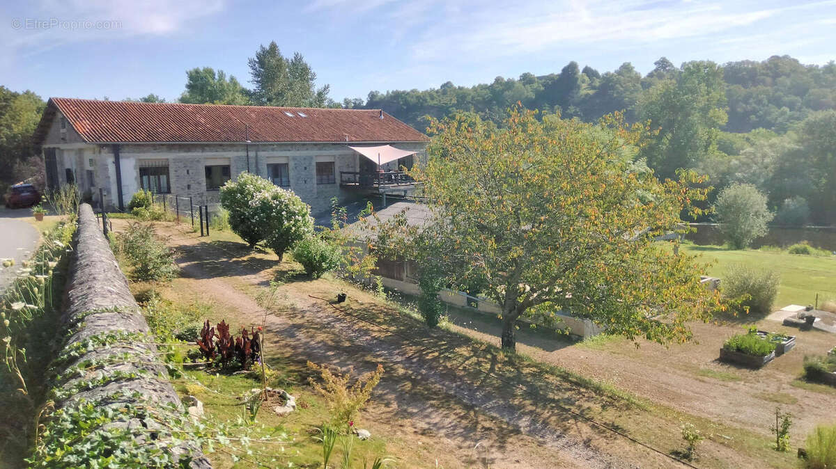 Maison Rustique Restaurée, 4 Chambres, 2,5ha, Vue, Dépendances, Bord de Rivière – Lessac (86) - photo 4