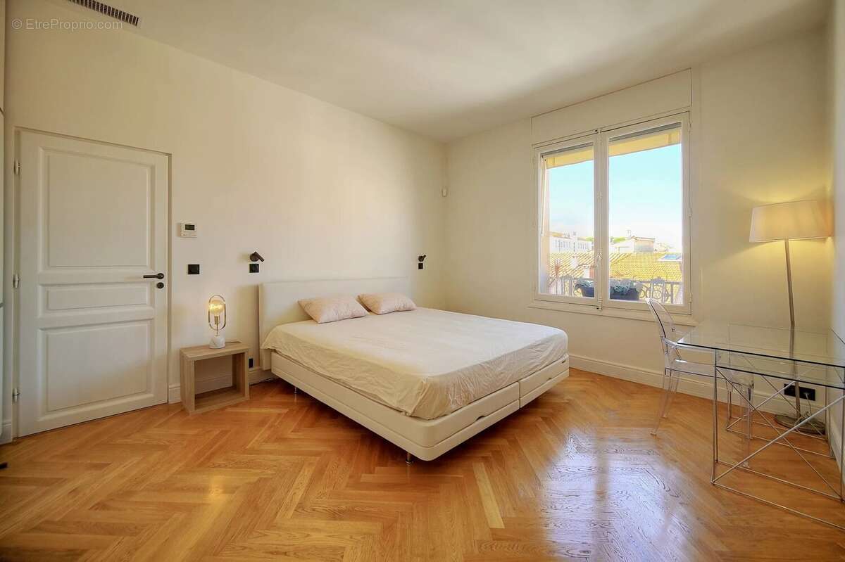 4 pièces rénové – Immeuble Bourgeois Cannes Centre – Prestations luxueuses - photo 9