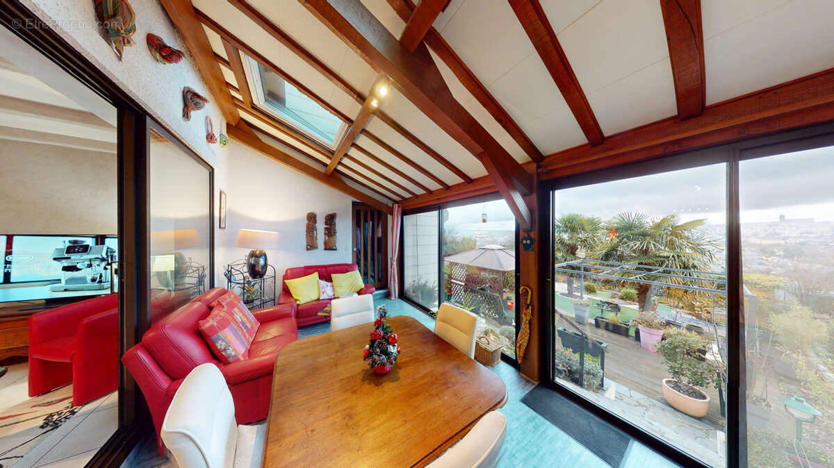 Maison à ONET-LE-CHATEAU