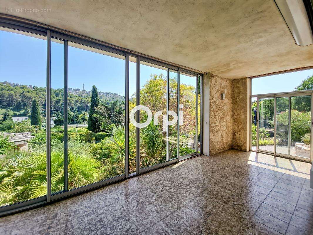 Villa d'architecte de 215 m² – Volumes, luminosité et garage de 65 m² - photo 2