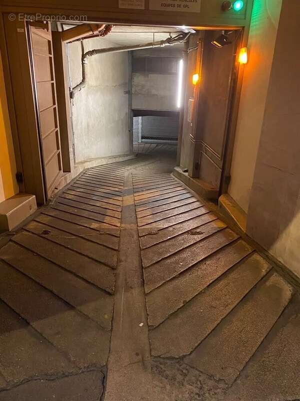 Parking à PARIS-16E