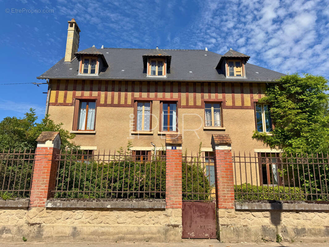 Corps de ferme avec maison T10 individuelle et dépendances - photo 14