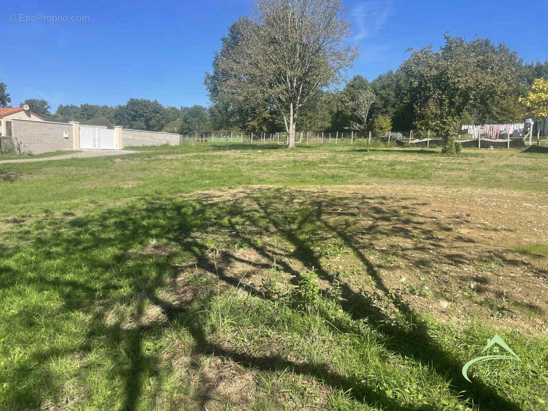 Terrain à CHAILLAC-SUR-VIENNE