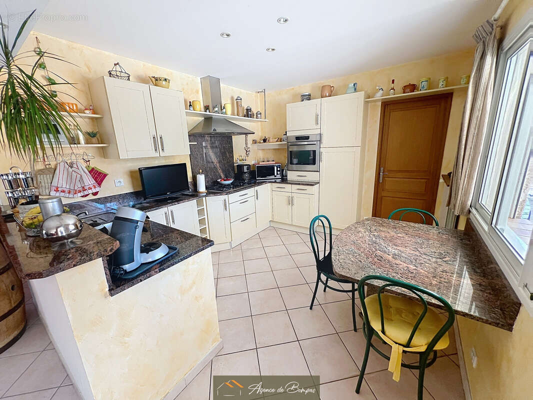- villa 4 faces 148 m2 hbts  sur 1000 m2 de terrain -t2 independants 21 m2 - 2 garages 36 et 26 m2 - photo 5