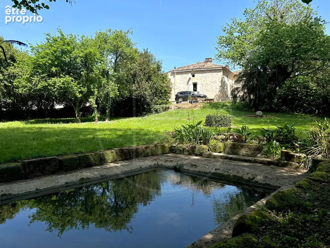 Belle maison en pierre dans un village paisible - photo 3