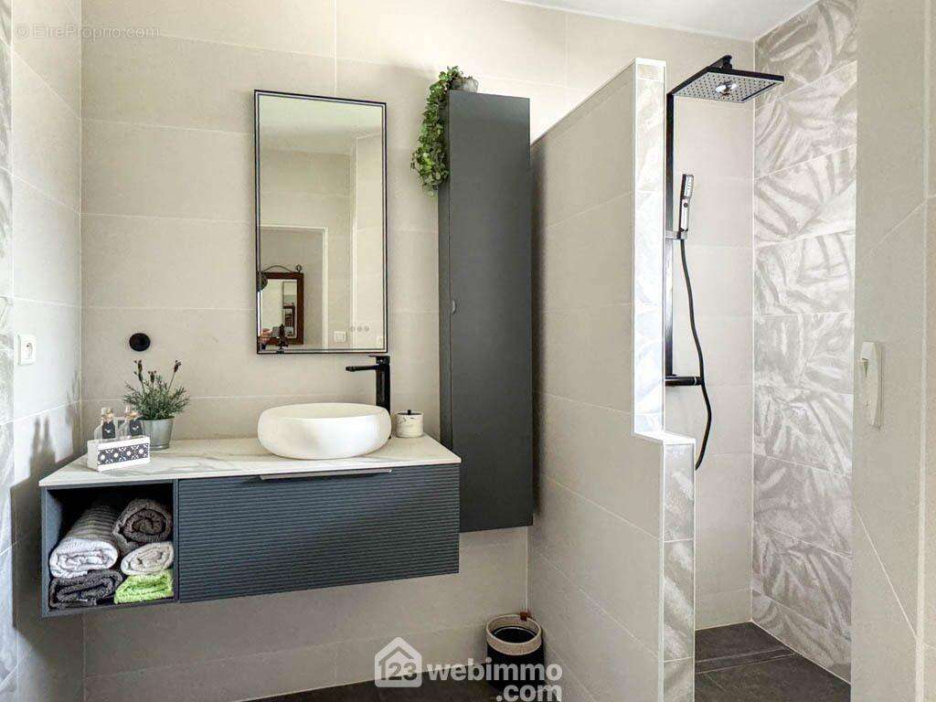 ...une salle de douche, un WC séparé... - Maison à CHOLET