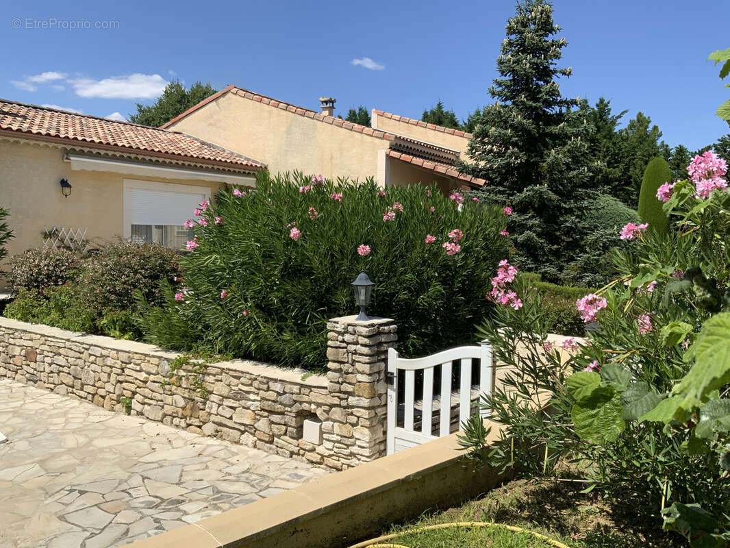 Villa de plain pied sur un terrain de 2300 m2 avec piscine. - photo 4