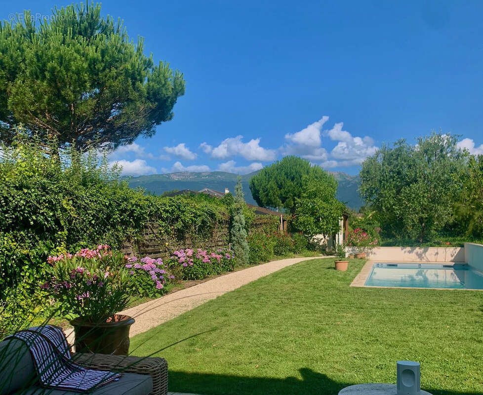 Maison de charme de plus de 300 m2 -  5 chambres, piscine et commodités - photo 2
