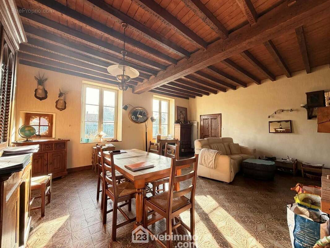 Une pièce de vie de 36 m² - Maison à LA FERTE-CHEVRESIS